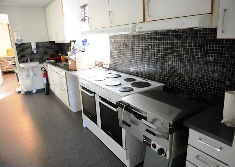 Hästhagen har stora spisar och praktiskt stekbord för matlagning till många lägerdeltagare